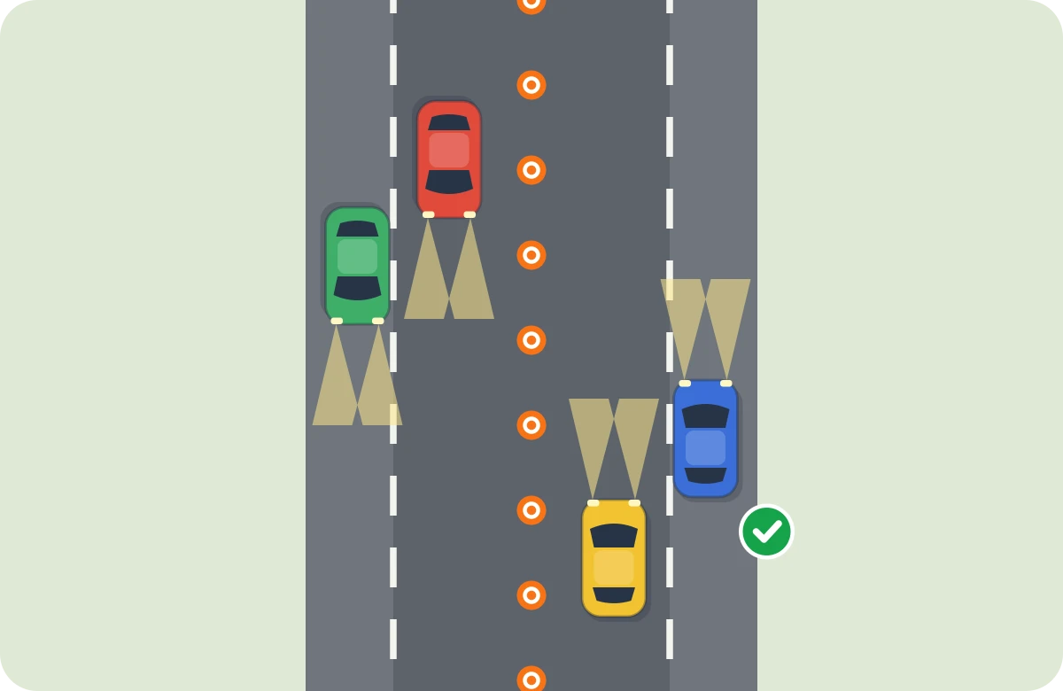 Con carril adicional habilitado, todos llevan la luz de cruce encendida, también de día, y nadie cruza la línea de conos.
