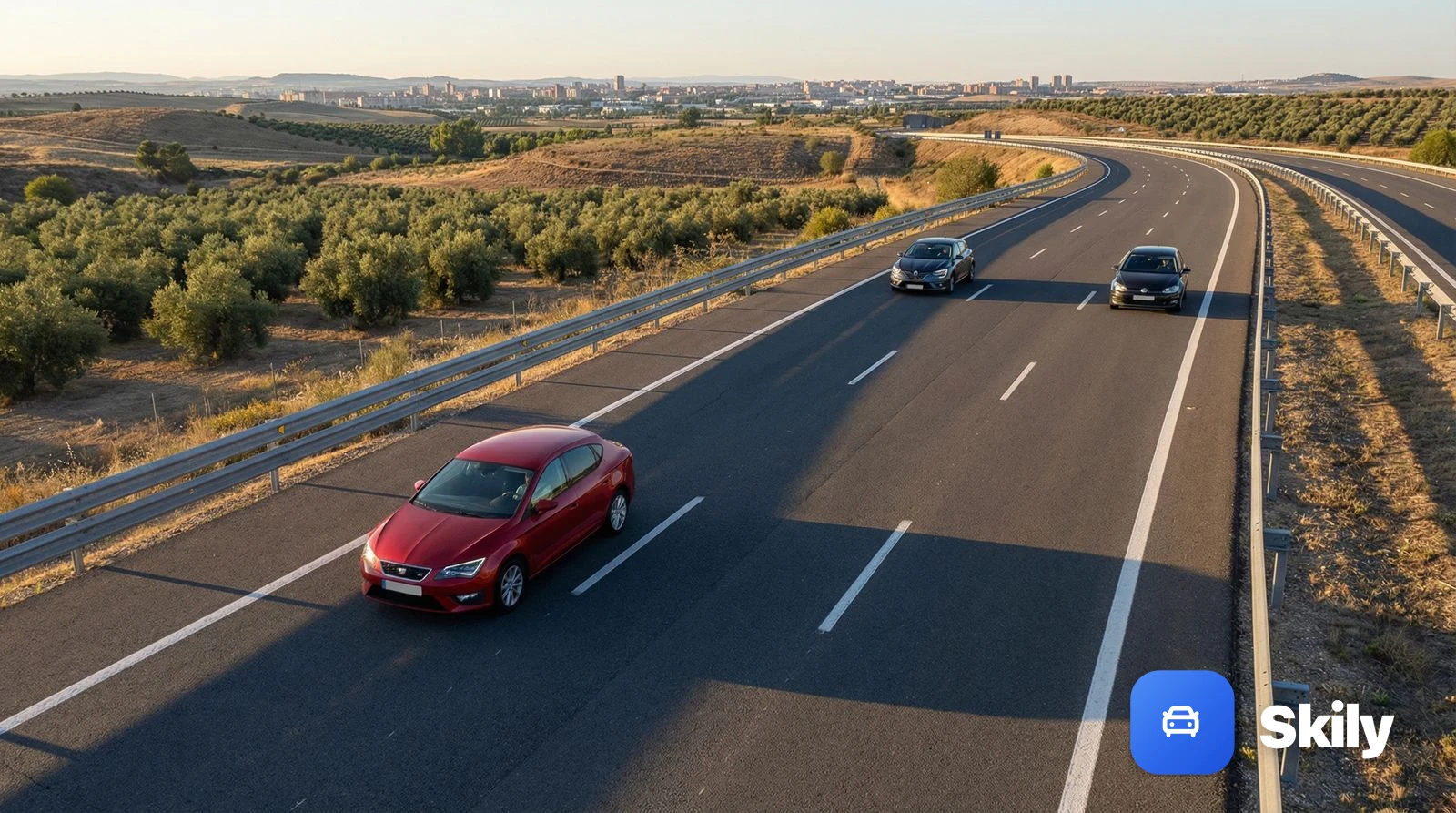 En una autopista un conductor circula por el carril izquierdo porque acaba de adelantar, ¿debe regresar inmediatamente al carril derecho?